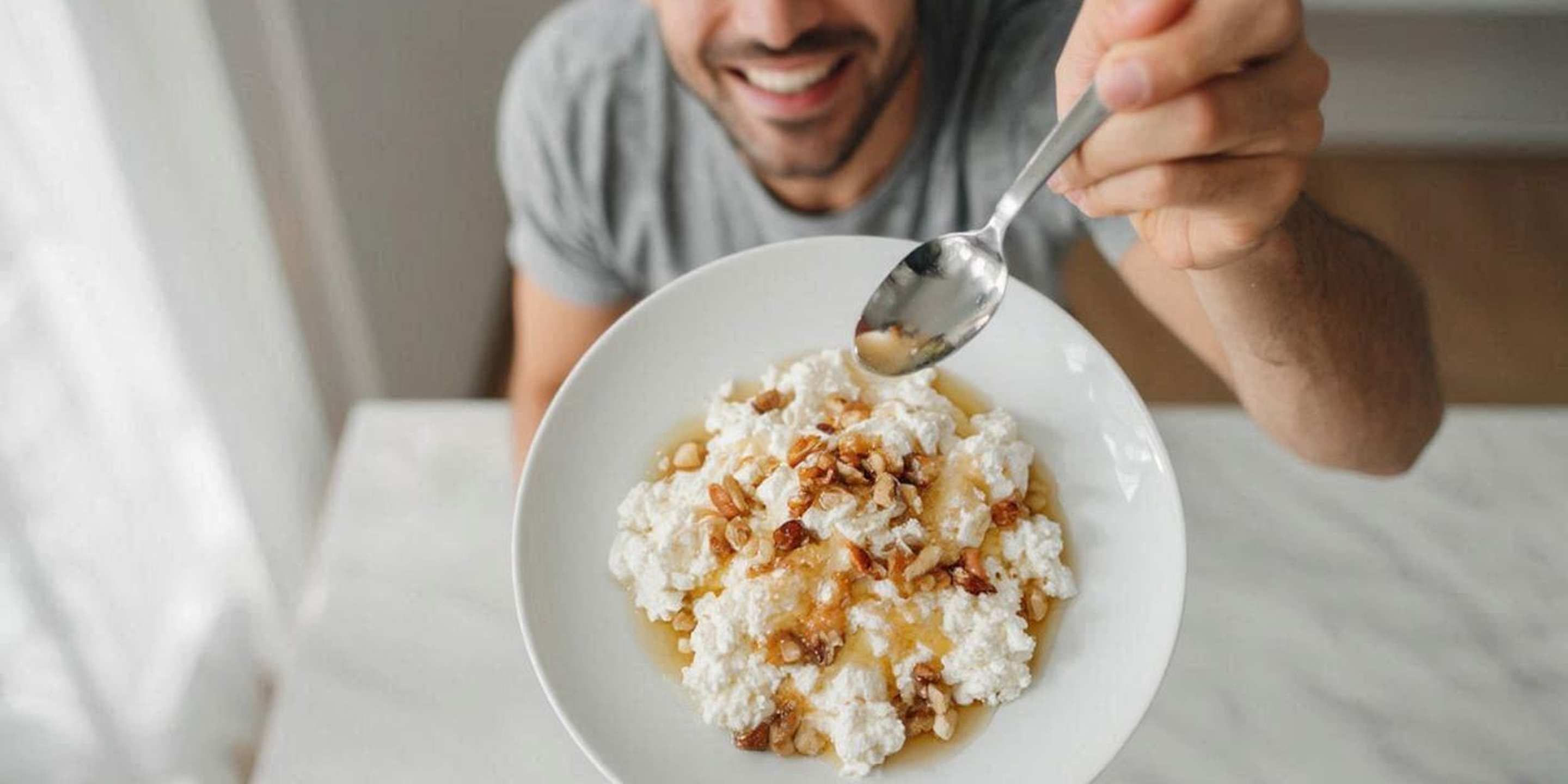 Белковый завтрак останавливает этот процесс и запускает восстановление.